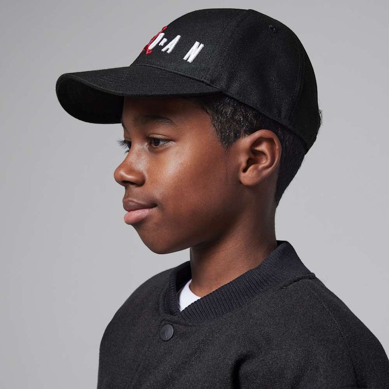 Gorra-con-estructura-y-correa-trasera-para-niños-talla-grande