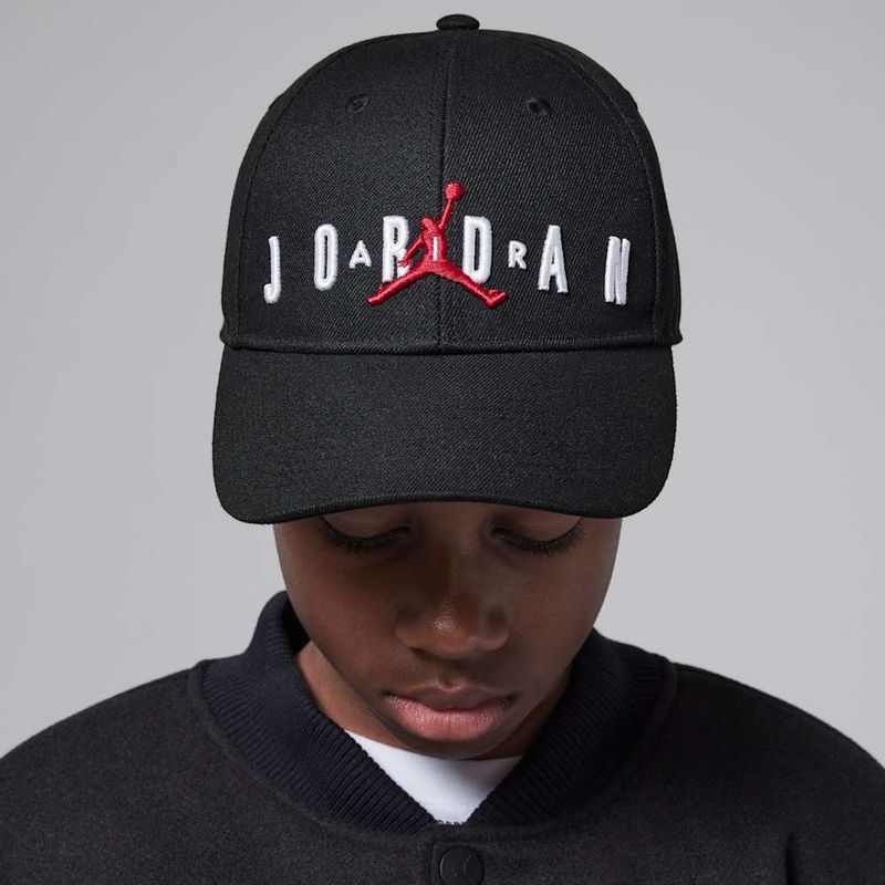 Gorra-con-estructura-y-correa-trasera-para-niños-talla-grande