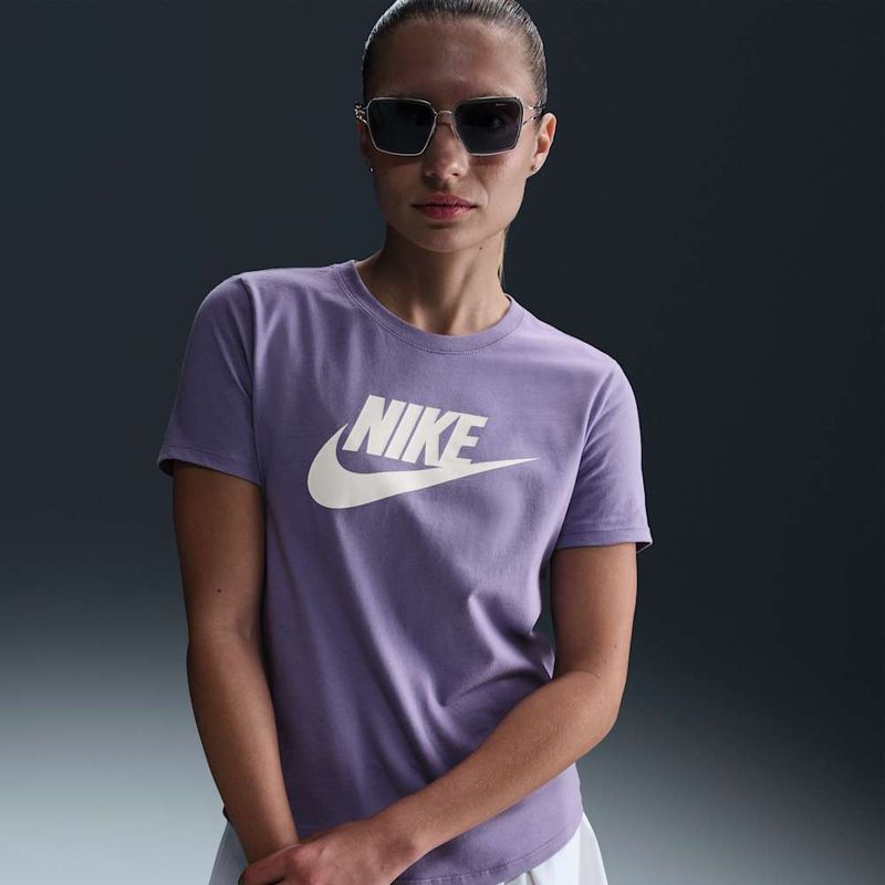 camiseta-con-logotipo-para-mujer