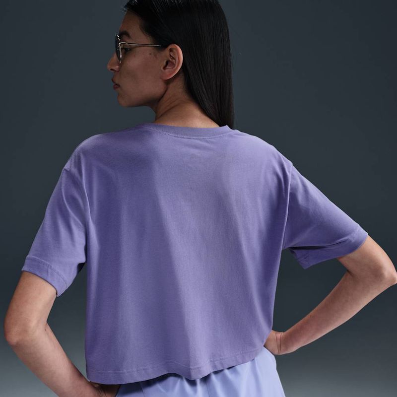 camiseta-cropped-con-logotipo-para-mujer