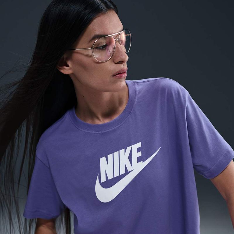 camiseta-cropped-con-logotipo-para-mujer