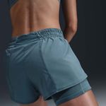 shorts-dri-fit-2-en-1-de-tiro-medio-de-8-cm-para-mujer