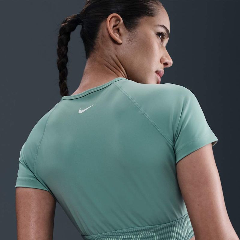 camiseta-de-manga-corta-dri-fit-con-grafico-cropped-para-mujer