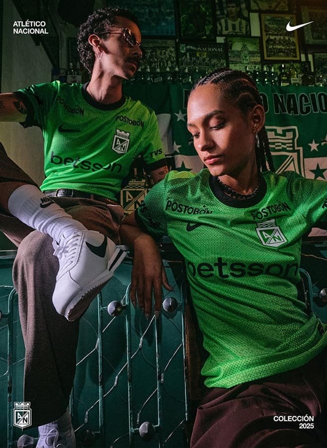 Hombre y mujer con el tercer kit oficial de Atlético Nacional 2025, camiseta verde de Nike, en un ambiente deportivo y lleno de pasión.